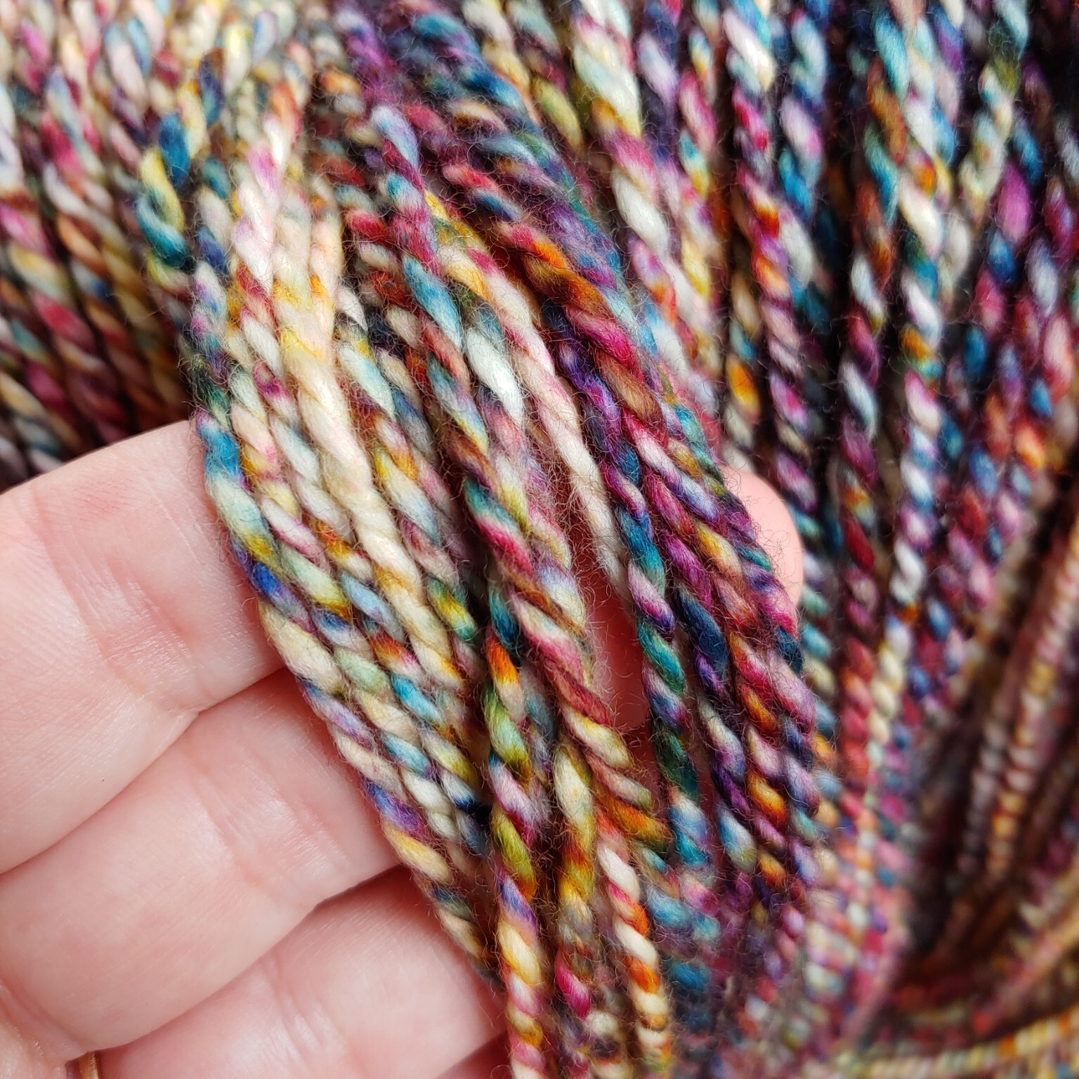 Treasures Handspun yarn Treasures HS-669 handspun yarn in cream, burgundy, green, turquoise, violet and gold